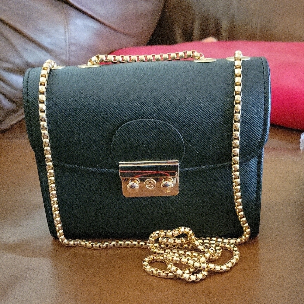 Deshein Elegant Black Gold Chain Bag 7" x 5.5" x 2.5"
